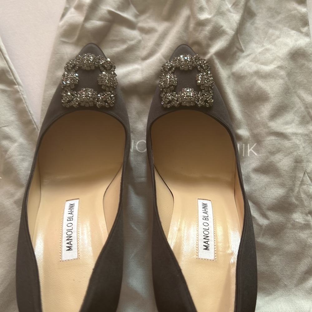 Manolo Blahnik Hangisi satin pumps - Picture 5 of 8